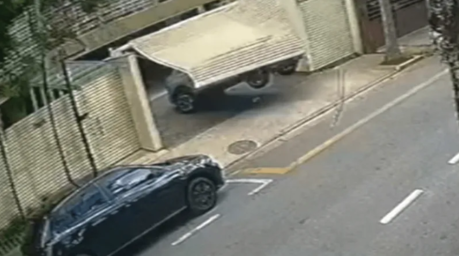 Fuga violenta termina com portão destruído em condomínio de Santo André