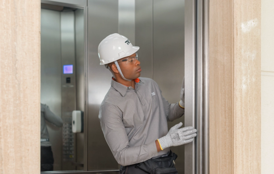 Manutenção de elevadores em condomínios é essencial para segurança e economia