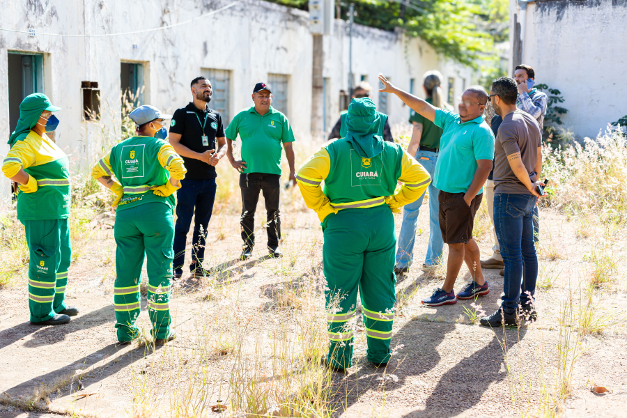 Condomínio abandonado em Cuiabá passa por limpeza após interdição por ameaçar saúde e segurança